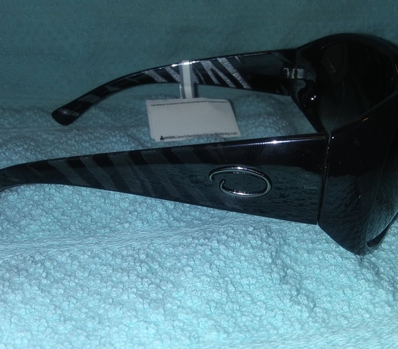 O By Oscar ed la Renta black stripped sunglasses - Picture 3 of 6
